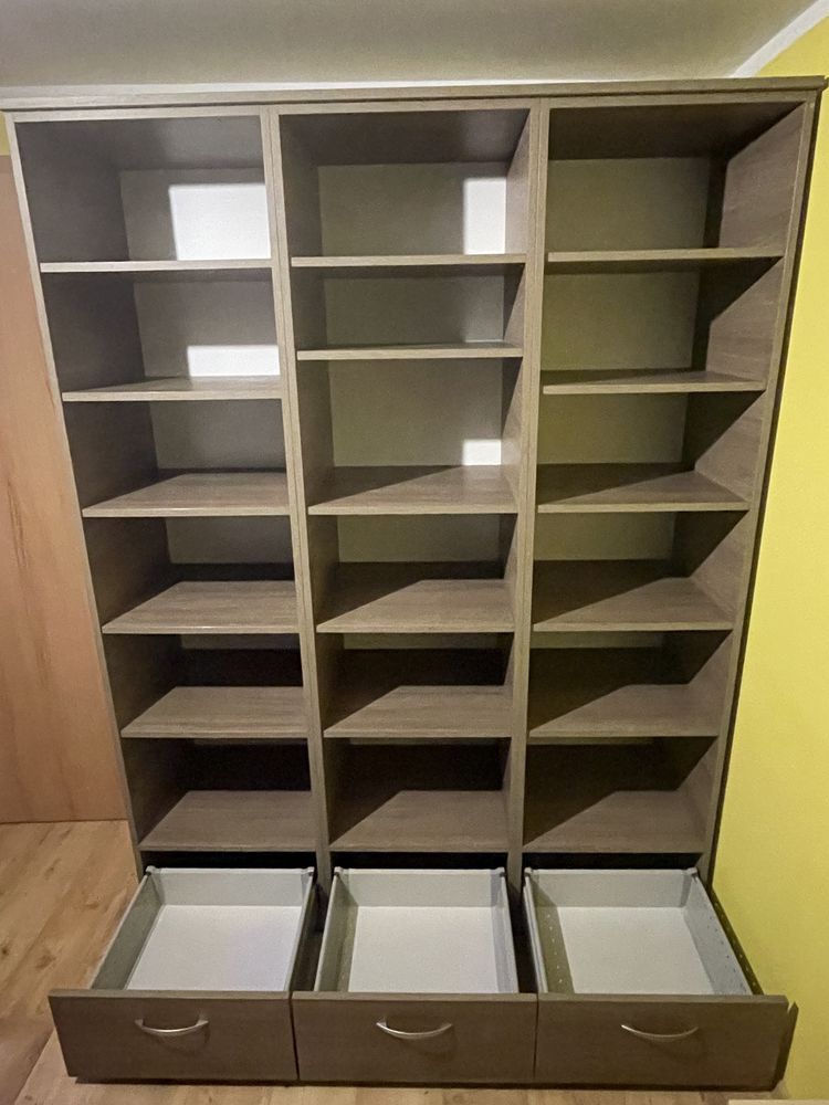 Biblioteczka  bardzo pojemna solidnie wykonana na wymiar