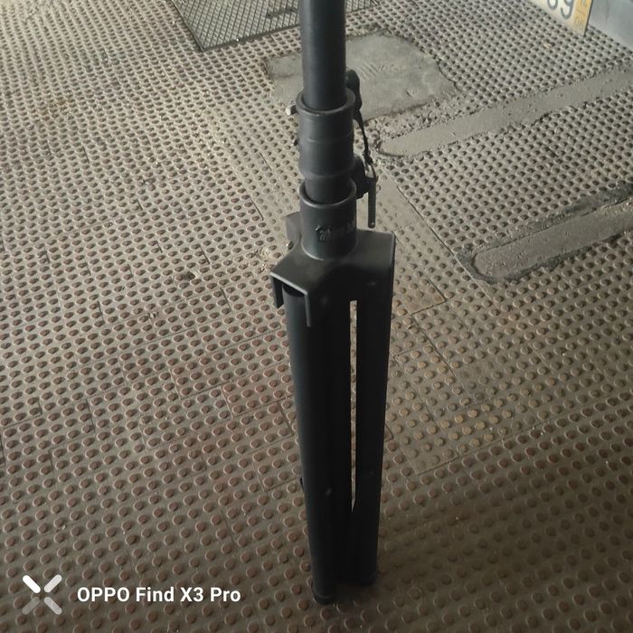 colunas 2 tripés mesa de mistura um amplificador