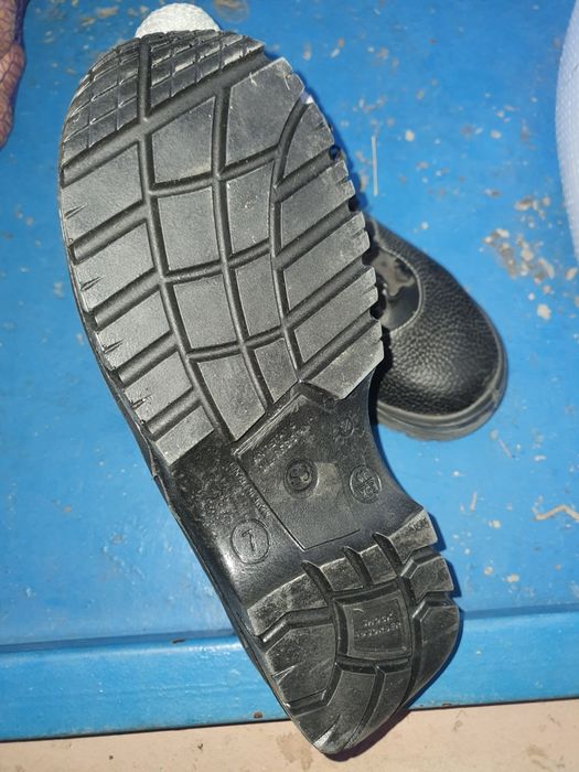 Робоче взуття safety shoes Cayman чорні з металевим носком захисні