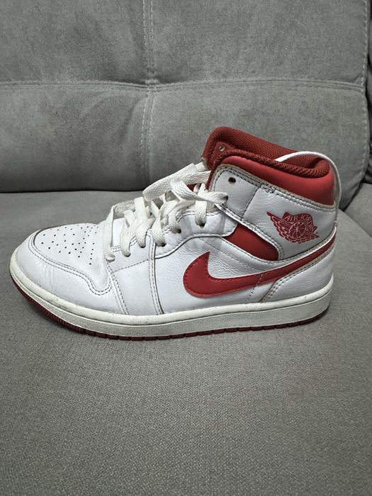 Jordan Mid SE como NOVAS