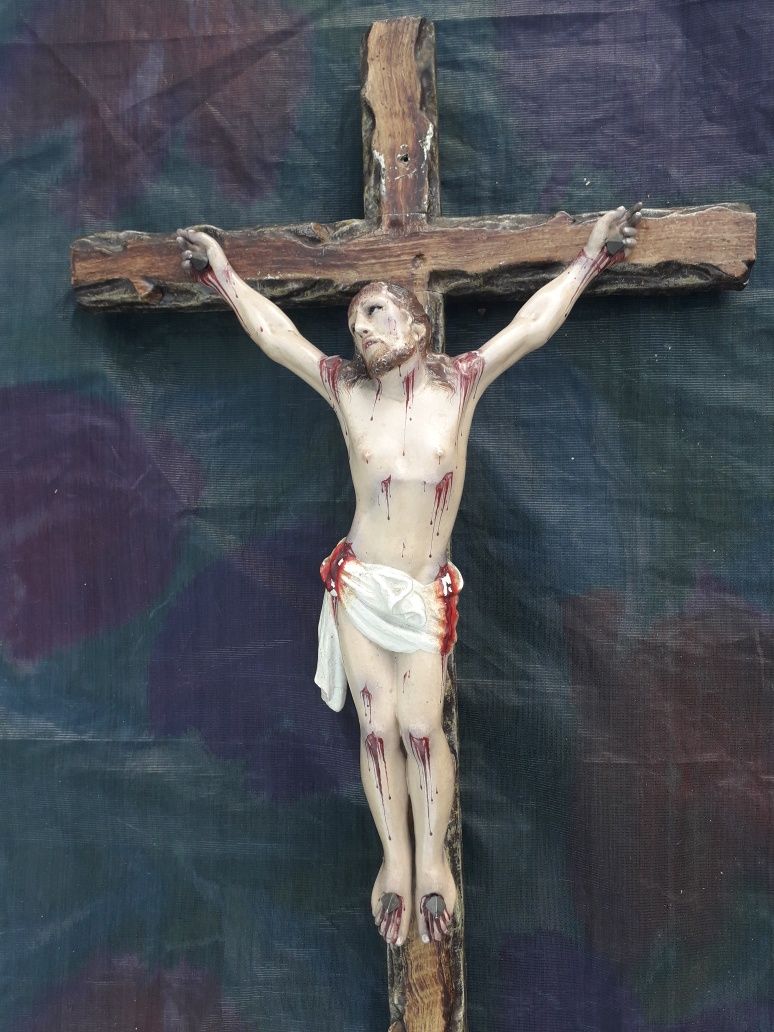 Cristo na cruz em chumbo pintado a mão e cruz em madeira antigo