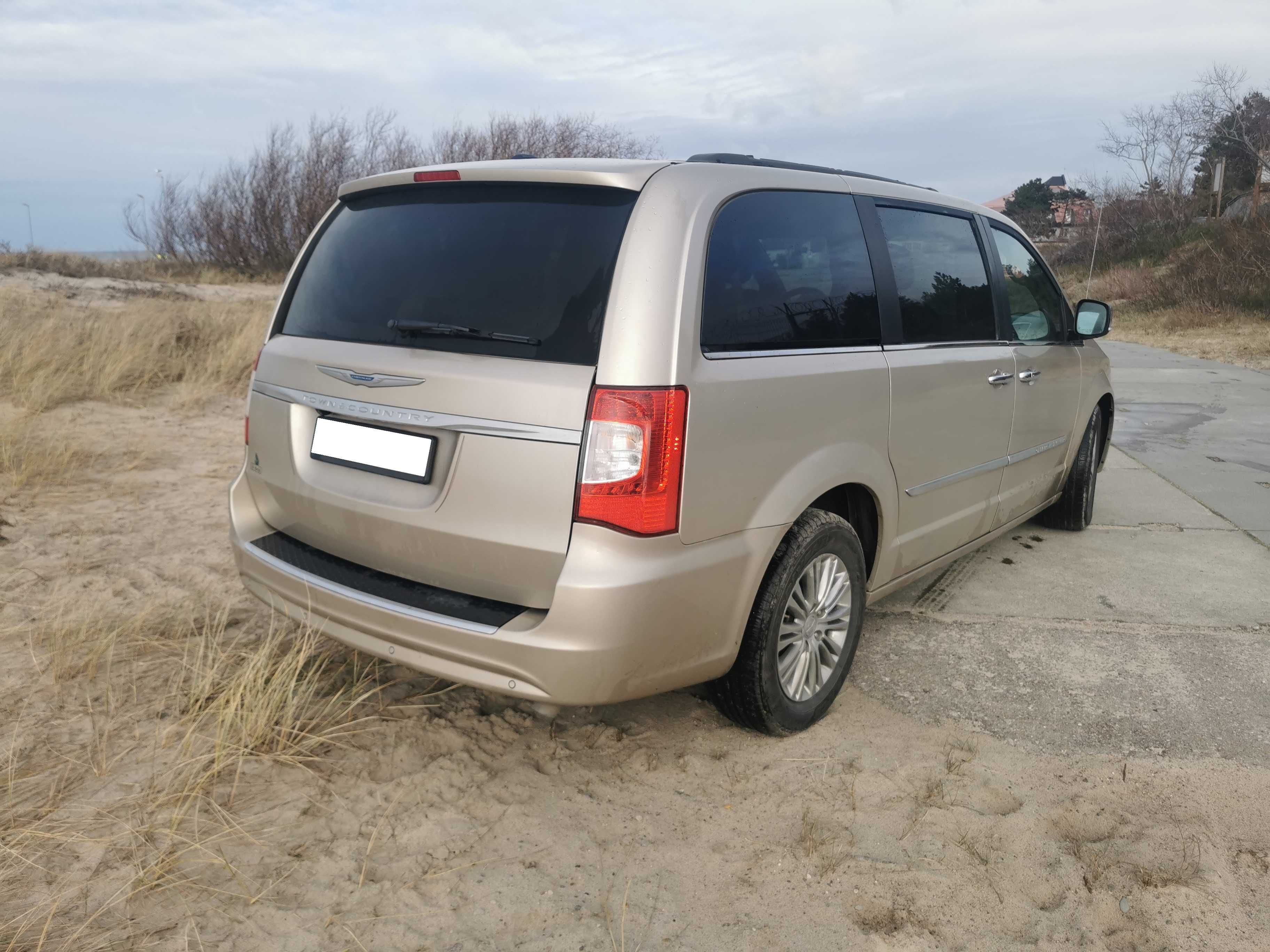 2015 Chrysler Town & Country Tourin L " złoty a skromny "