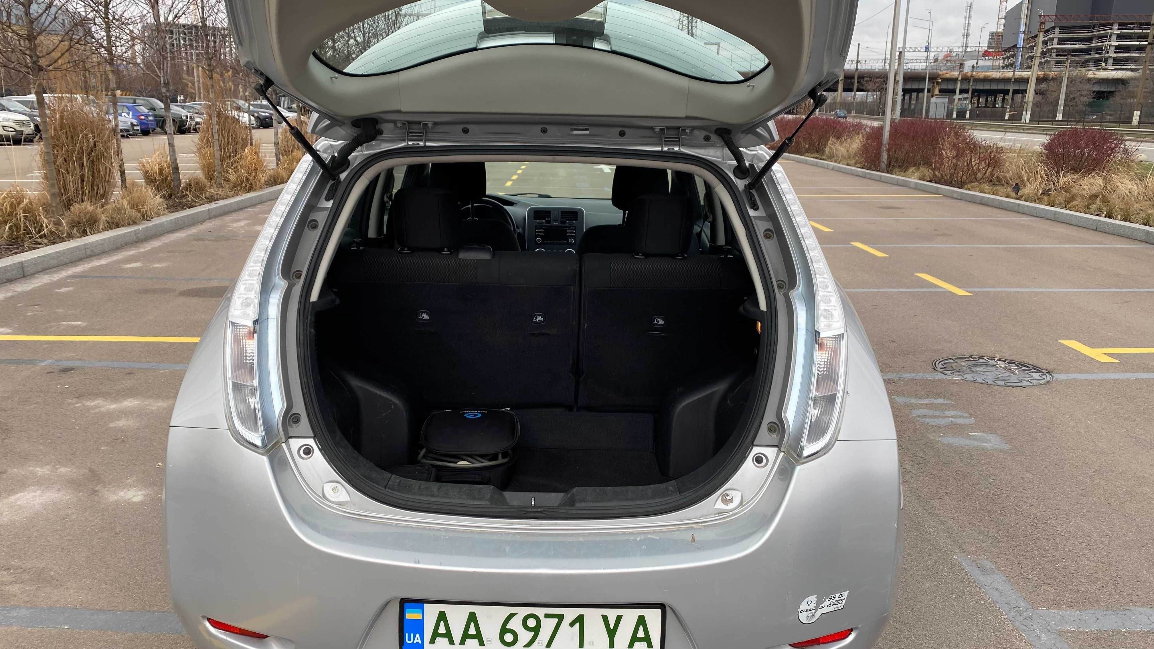 2013 Nissan Leaf 10/12 в наявності без ДТП цілий