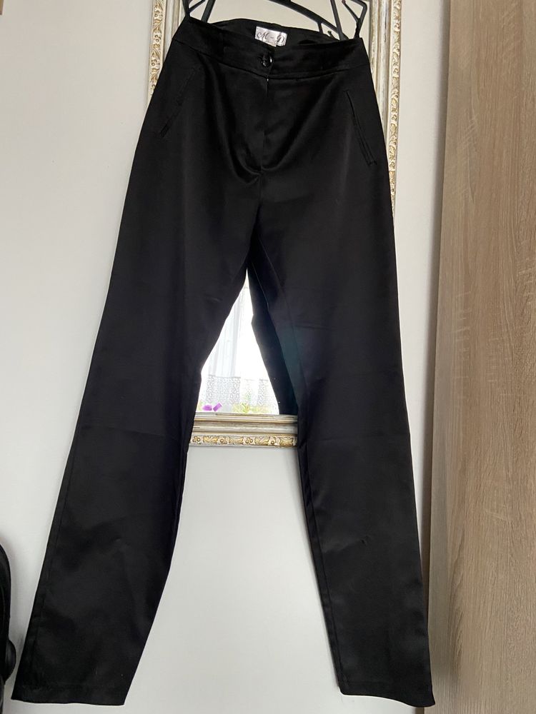 Czarne eleganckie spodnie cygaretki
