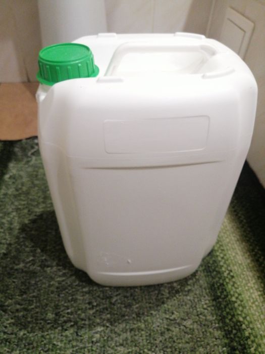 Продам 10 литровые канистры новые