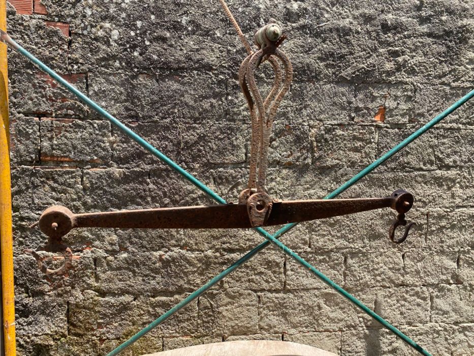 Balança antiga em ferro de pendurar