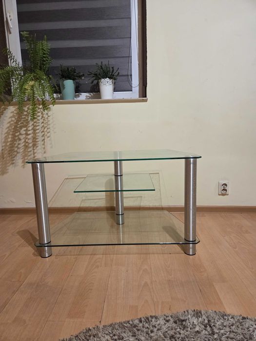 Szklany stolik pod telewizor