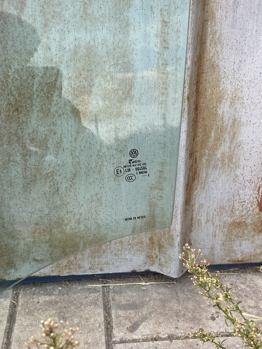 Боковое стекло Volkswagen Jetta