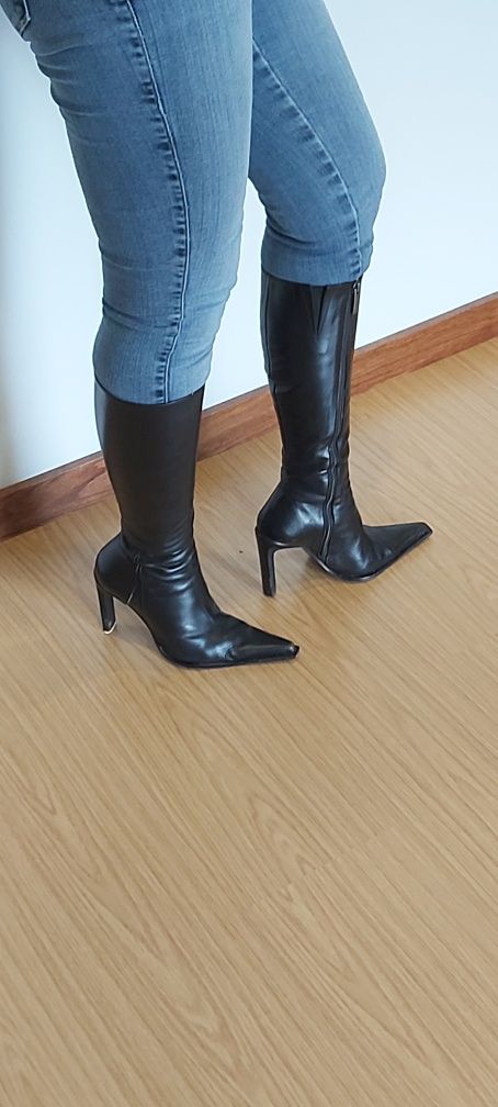 Botas pretas pelo