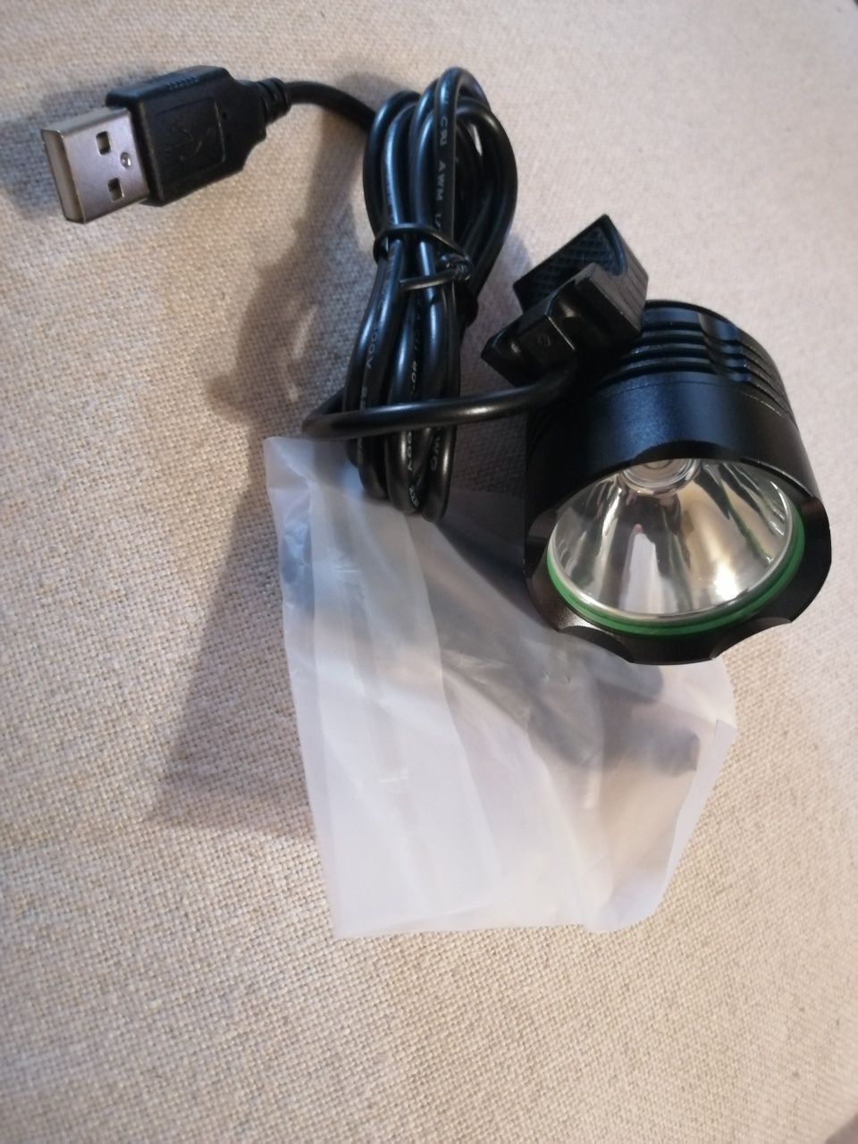 Kompaktowa lampka rowerowa USB o mocnym strumieniu światła. LED CREE