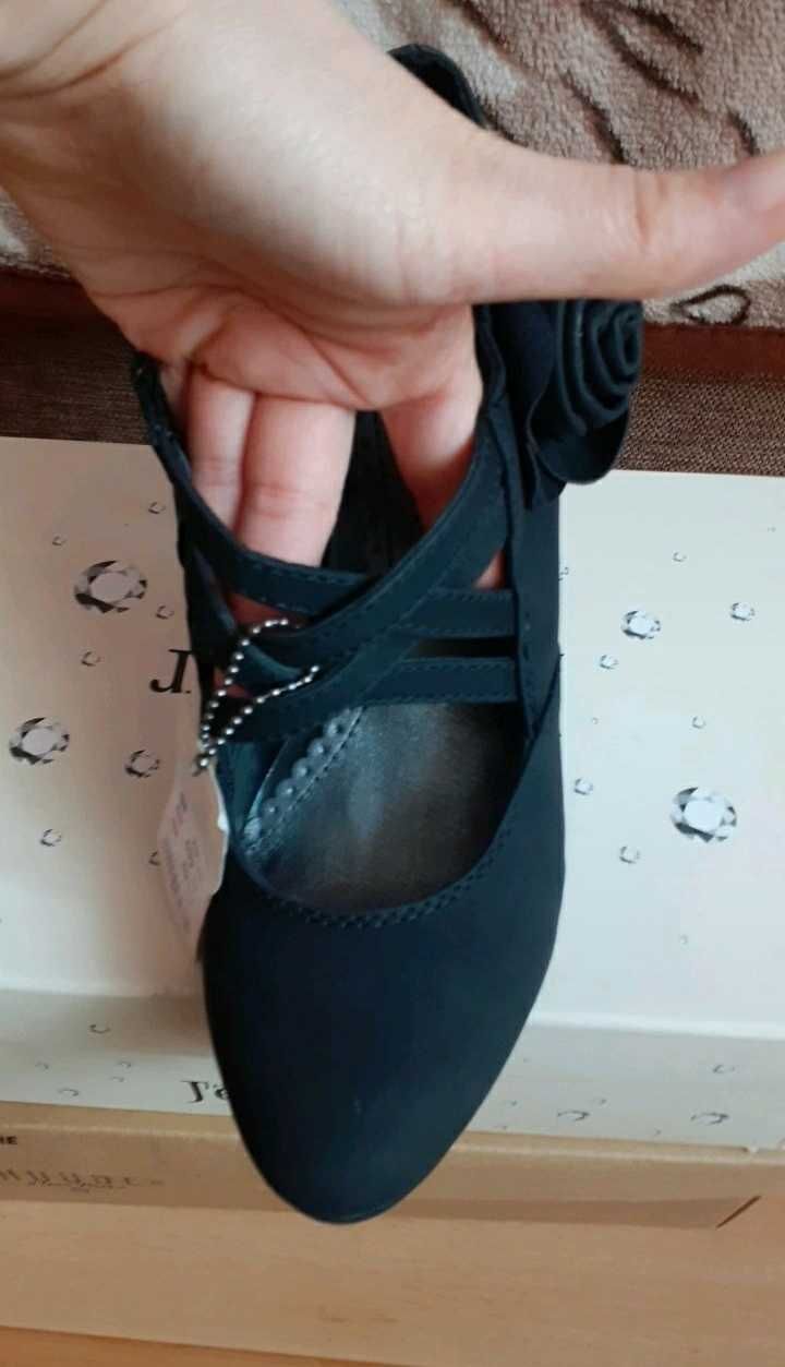 Nowe buty z metkami