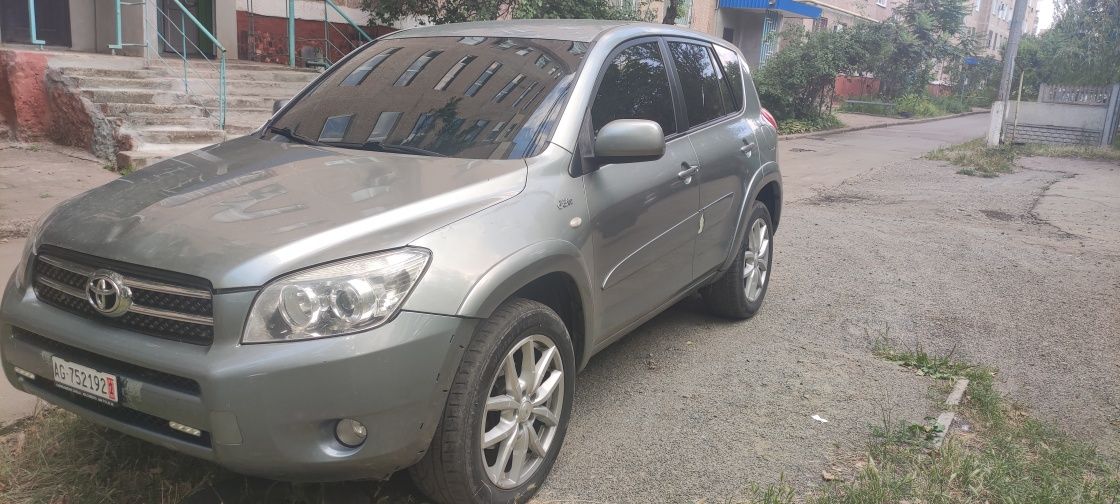 Автомобіль Тойота рав4