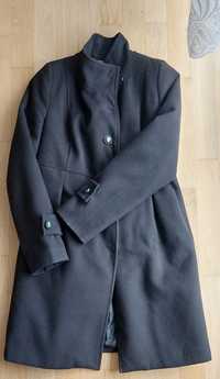 Wełniany rozkloszowany czarny płaszcz w rozmiarze M
