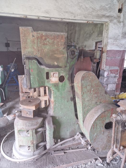 Młot kowalski resorowy