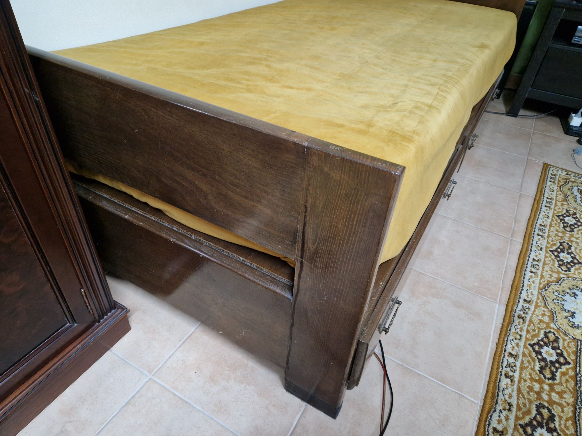 Cama de corpo e meio com colchão e laterais de 3 frentes para  sof