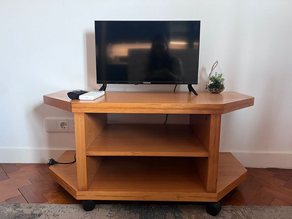 Movel de televisao com rodas