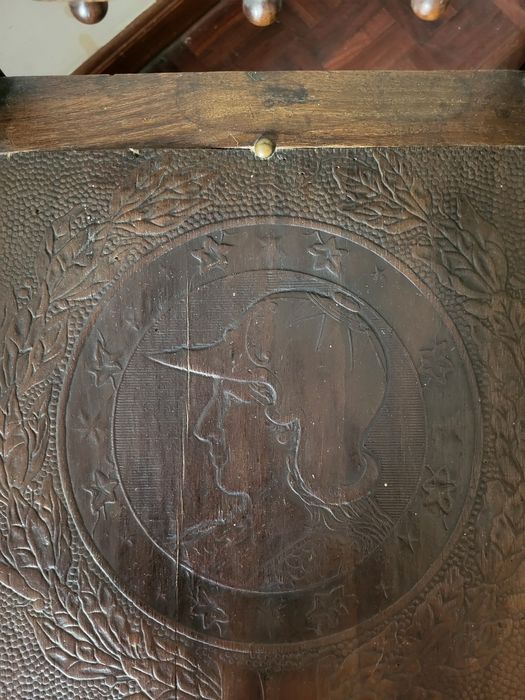 Cadeiras em madeira antigas