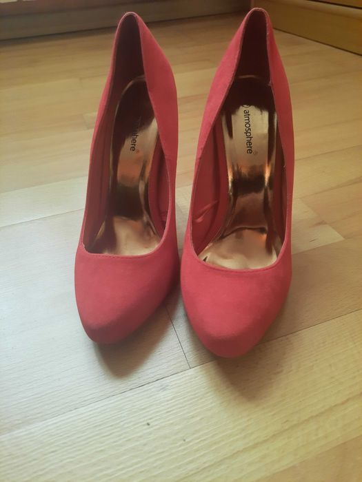 Czerwone Szpilki Atmosphere