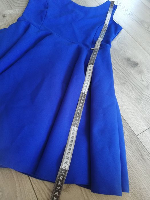 R. S chabrowa sukienka damska rozkloszowana kobaltowa z tej epoki