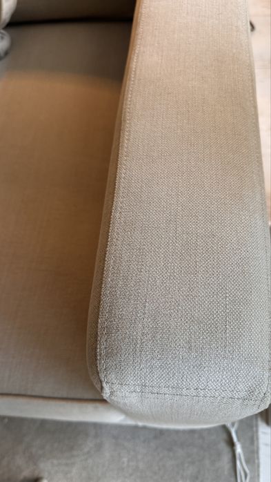 Sofa  de  sala em muito bom estado , beige 3 almofadas.