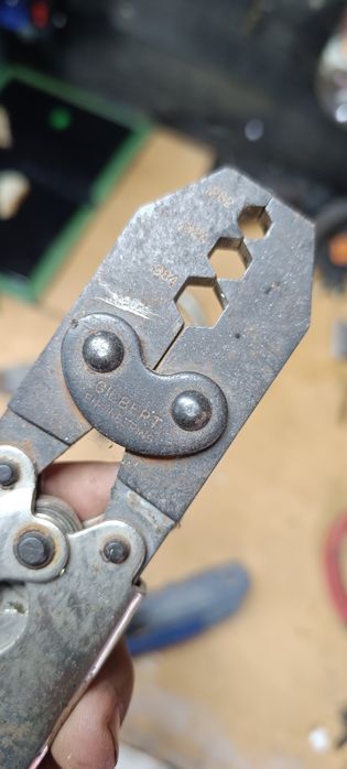 Zaciskarka kolektorów tv satelitarnych