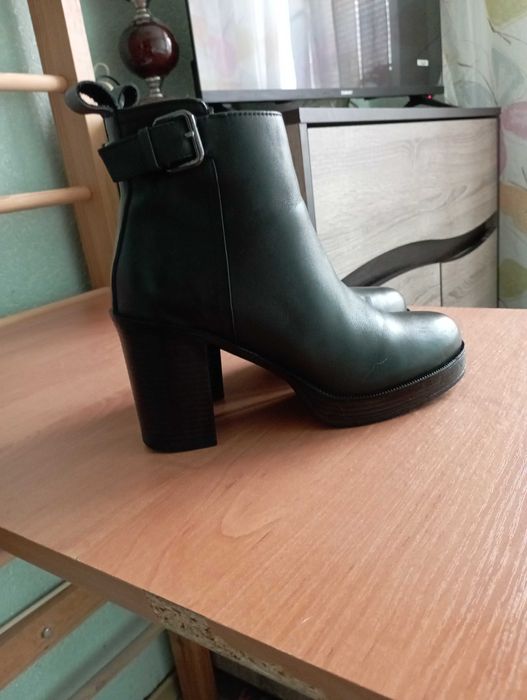 Стильні зручні шкіряні ботильони черевики