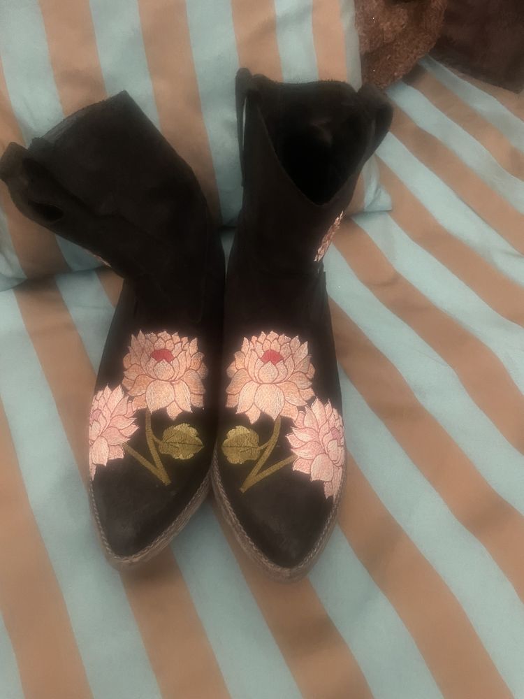 Botas tipo texanas em pele pretas  bordsdas