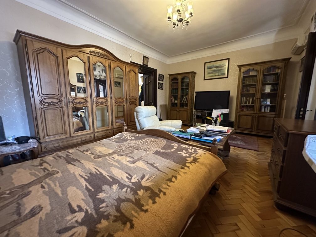Продам 3х к. кв. сталинку, с гаражом, ул. Декабристов, городок Сказка