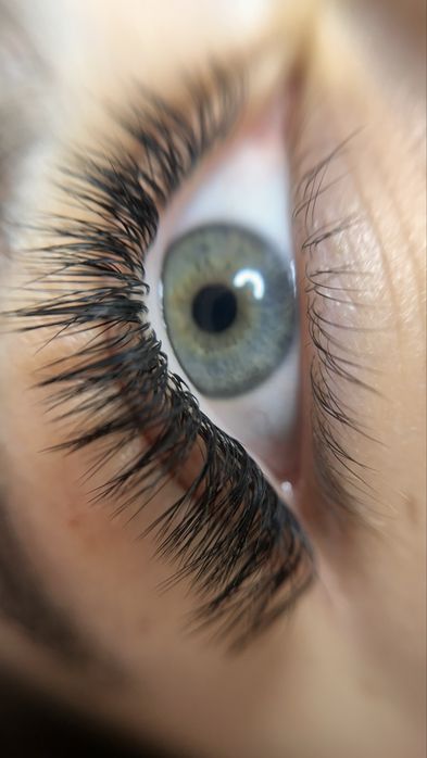 Нарощення та ламінування вій