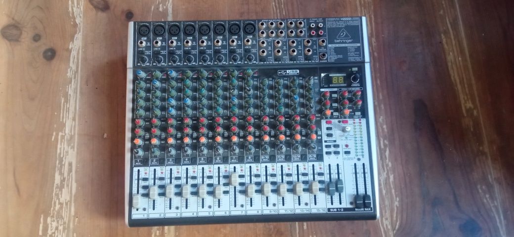 Mesa de Mistura profissional XENYX X2222 USB