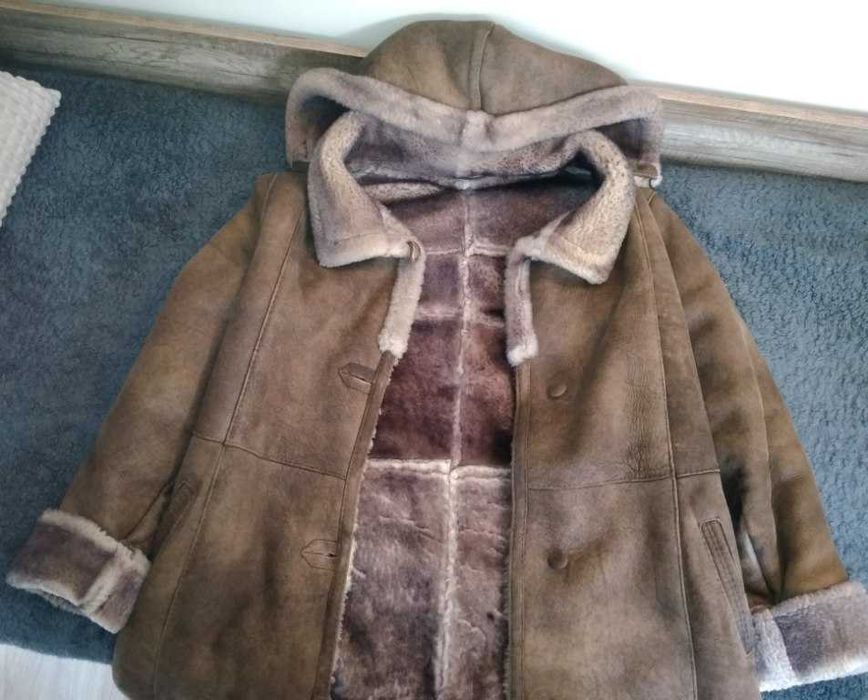 Kożuch damski z naturalnej owczej skóry w kolorze beżowym z domieszką.