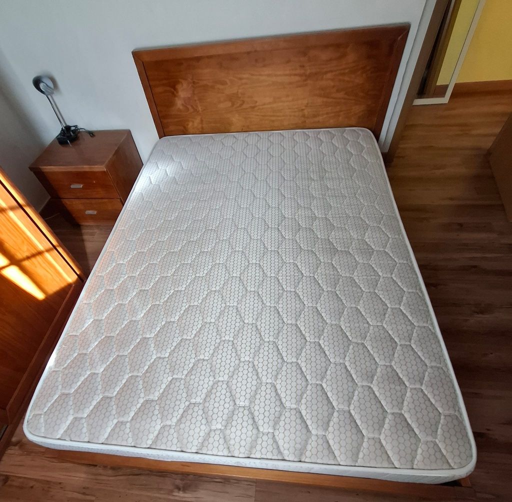 Vendo cama de casal com colchão e mesas cabeceira