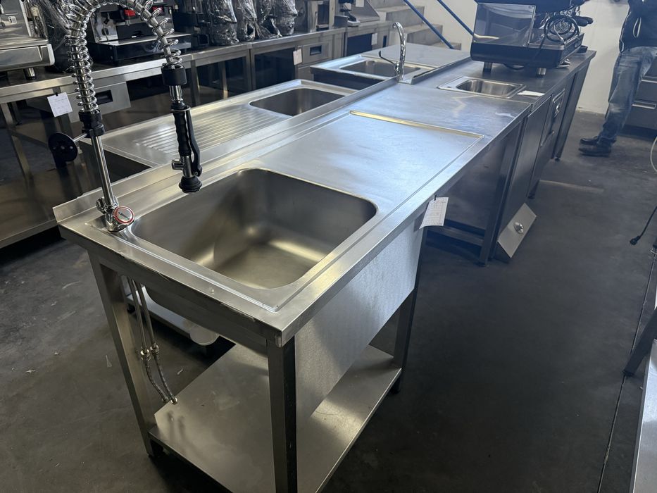 Bancada com pia lado esq. e sitio para maquina loiça e balde detritros