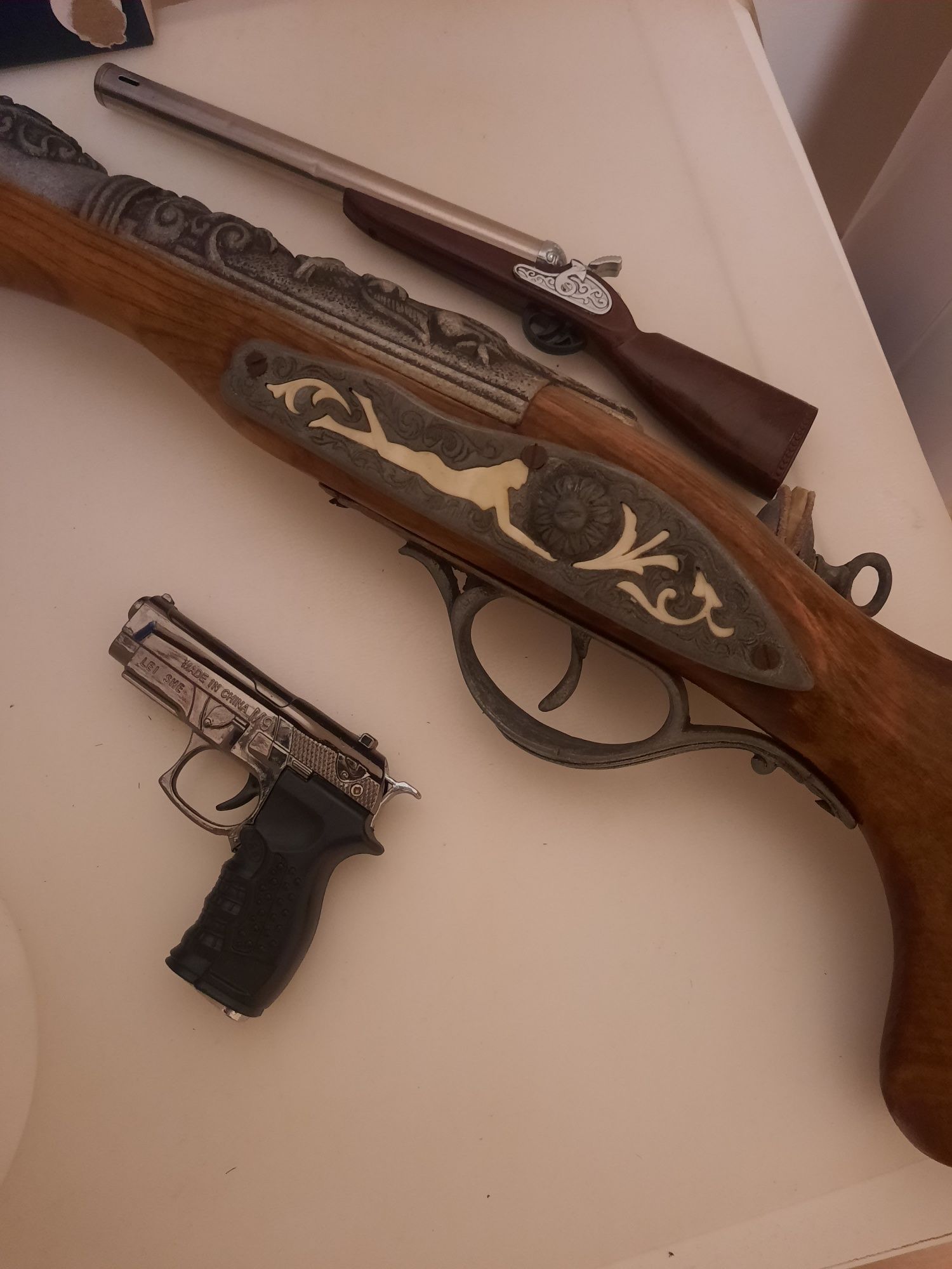 Réplica arma madeira antiga + 2 isqueiros