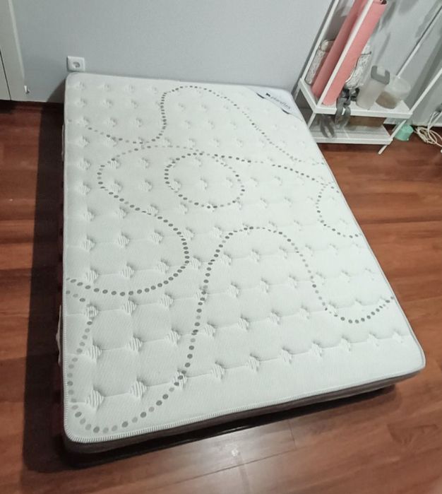 Vendo colchão e estrado de ripas - 140x190
