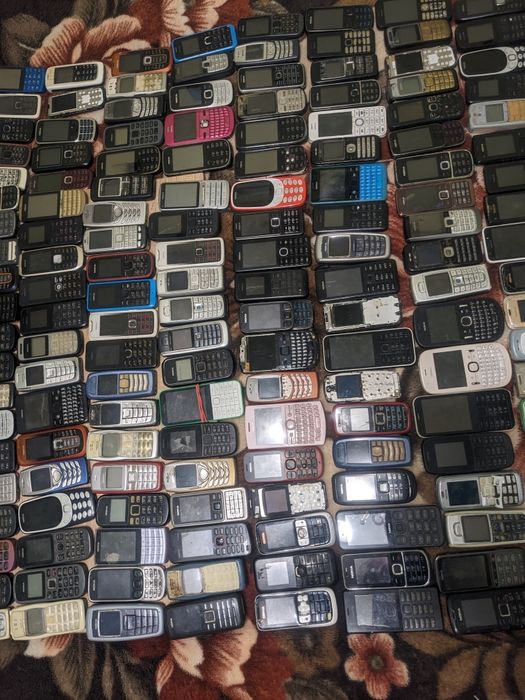 Продам лот телефонів нокіа 3310 3110  200 225 300 в колекцію