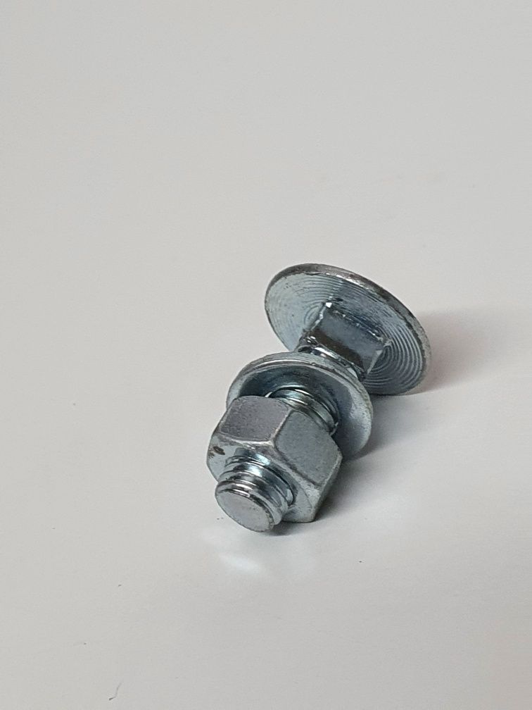Obejmy metalowe paneli ogrodzeniowych śruby M8x25 książeczki dystanse