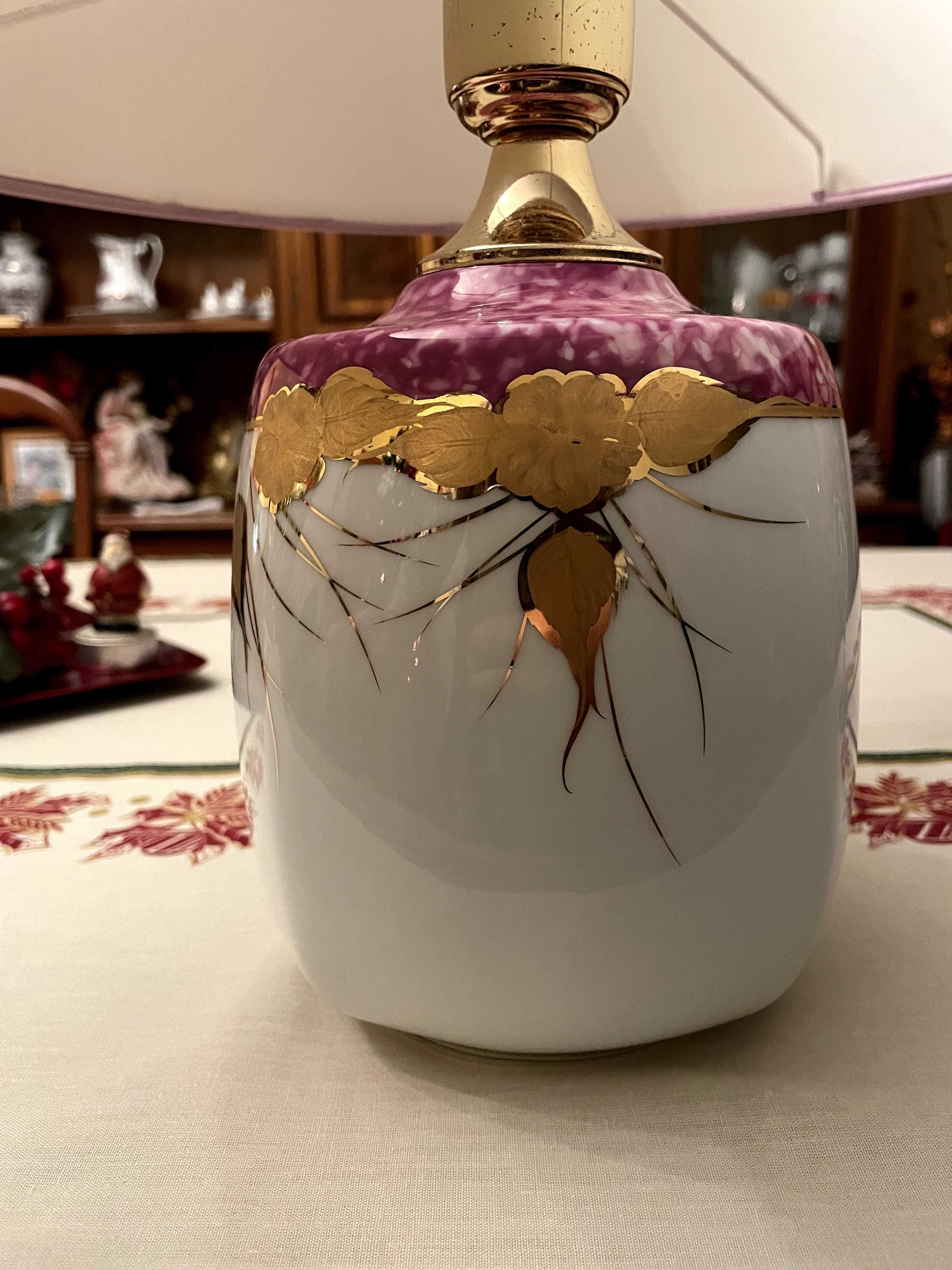 Abajur Lilás com detalhes em Dourado