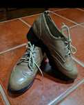Sapato de cor camel