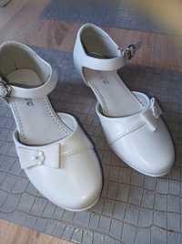 Białe pantofelki dla dziewczynki idealne na Komunię .