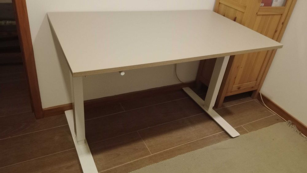 Secretária elevatória IKEA