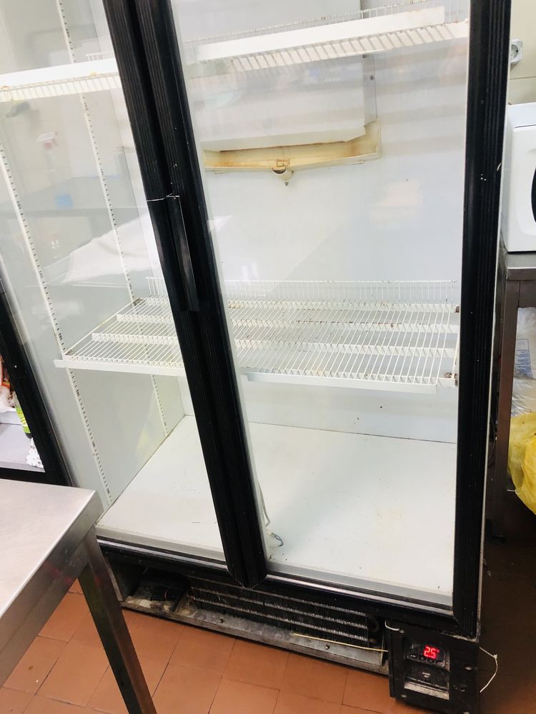 Продам холодильный шкаф двухдверный