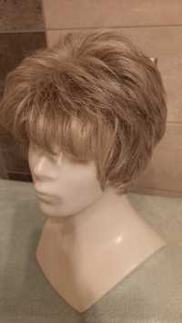 Peruka syntetyczna krótkie włosy siwe Gisela Mayer