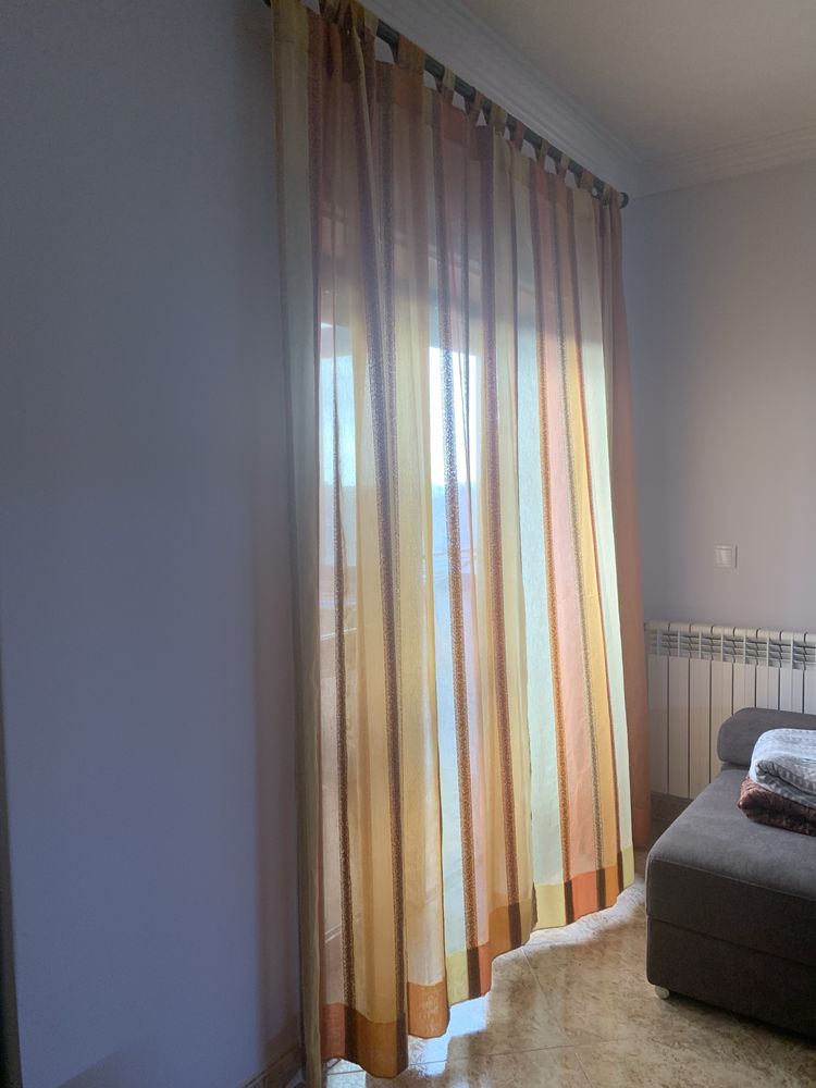 2 pares de cortinados semi transparentes com 3 almofadas