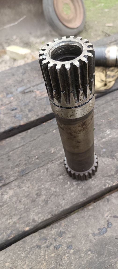 Вал зчеплення Т-40  ВОМ Т50-1601232 на 18 зубів.
