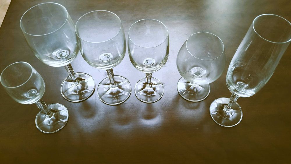 60 copos finos em muito bom estado de conservação.