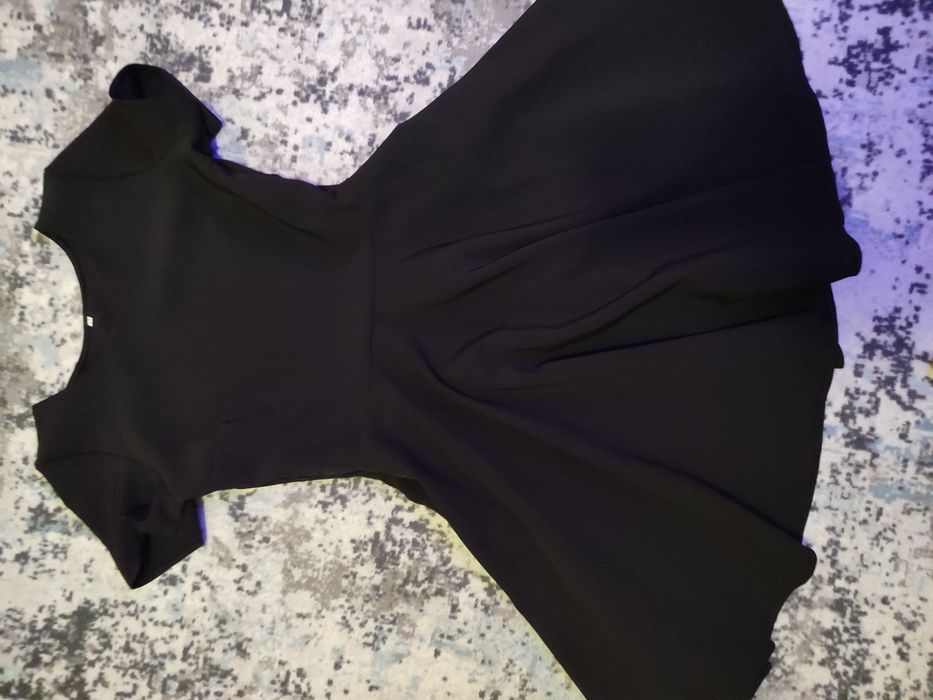 Витончена чорна маленька сукня для жінки