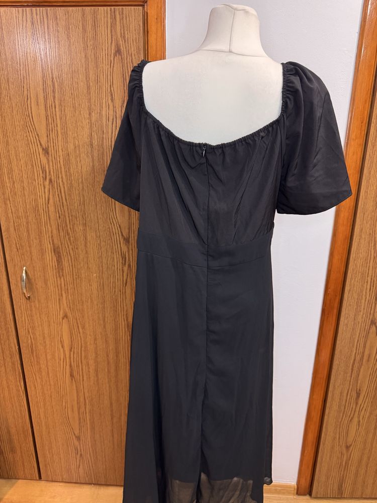 Czarna dluga sukienka plus size z krótkim rękawem