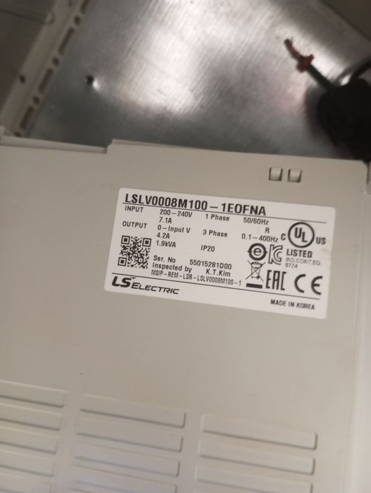 Szafa sterownicza z falownikiem LS M100 – 1,9 kVA (używana)