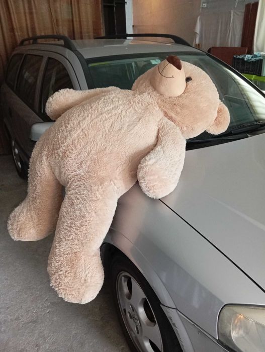 Urso gigante em Peluche  na cor beje e castanho